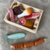 pol_pm_Drewniana-SKRZYNKA-Z-WEDLINAMI-zestaw-zabawkowych-mies-dla-dzieci-ZA5942-22693_9 Medinė mėsos produktų dėžė – kūrybiškam žaidimui virtuvėje