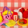 Kosz-piknikowy-koszyk-fast-food-pizza-burger-jedzenie-prowiant-przekaski-na-piknik-169076 Vaikiškas pikniko rinkinys su krepšeliu – pica, mėsainis, vaisiai ir priedai